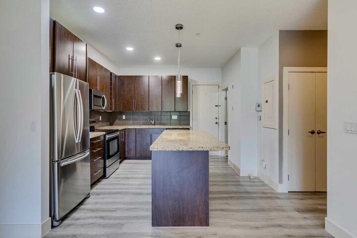 Property Photo: 2101 17 Street SW 4 AB T2P 4M5