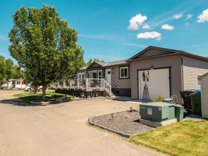 Property Photo:  207 Porter Street  AB T1M 0A7 