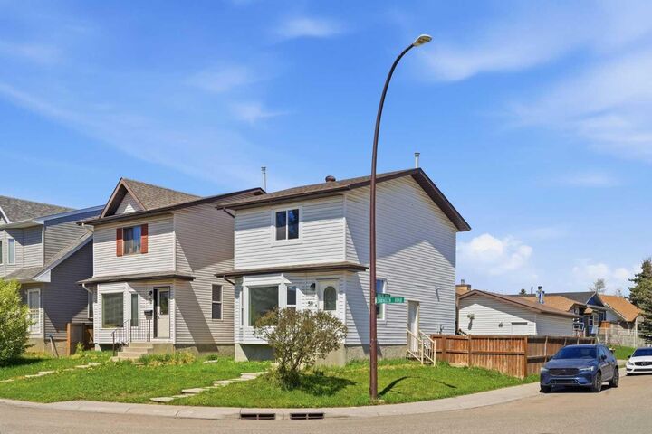 Property Photo:  58 Taraglen Road NE  AB T3J 2N5 