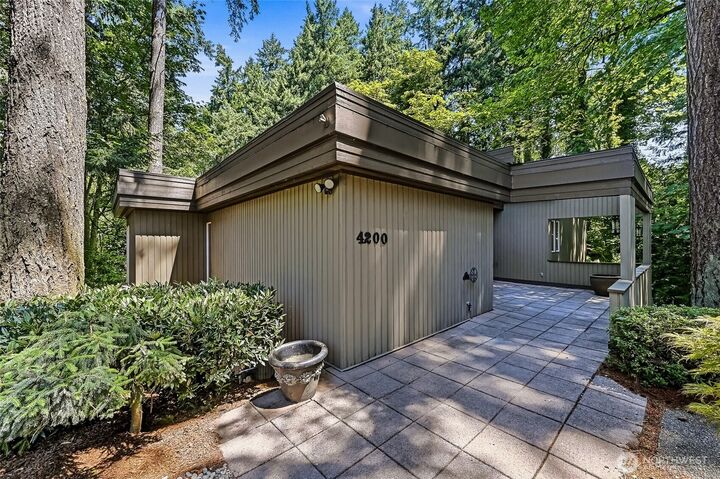 Property Photo:  4200 W Lake Sammamish Parkway SE  WA 98008 