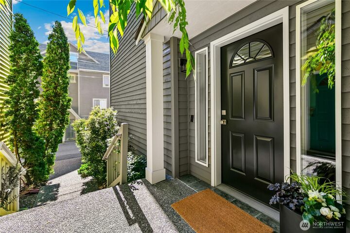 Property Photo:  1426  18th Avenue A  WA 98122 