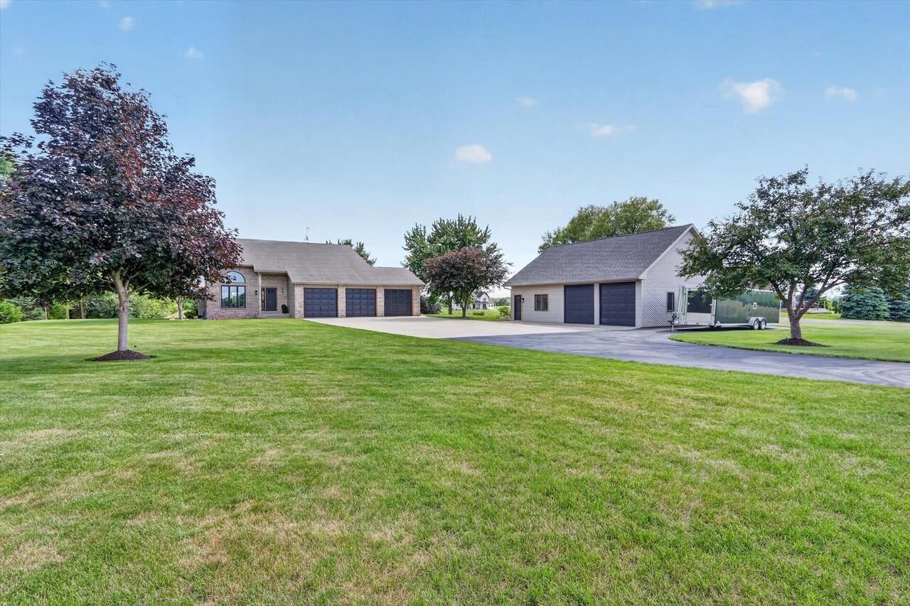 Property Photo:  5542 E L T Townline Road  WI 53511 