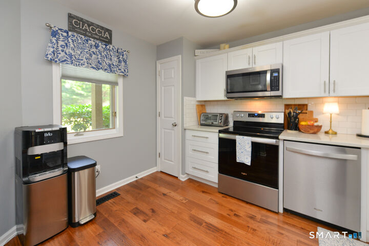 Property Photo:  14 Far View Commons 14  CT 06488 