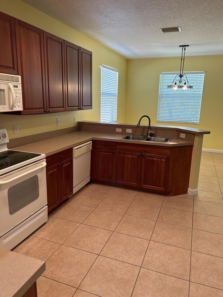 Property Photo:  433 Gardendale Circle SE  FL 32909 