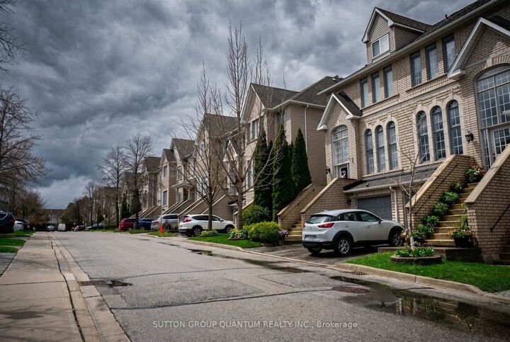 Property Photo: 5525 Palmerston Crescent 26 ON L5M 5Z8
