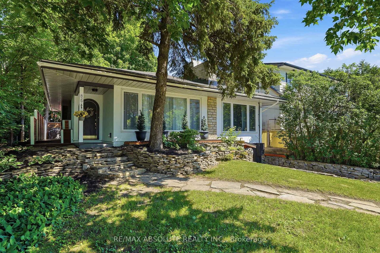 Property Photo: 829 Montreal Road ON K1K 0S9