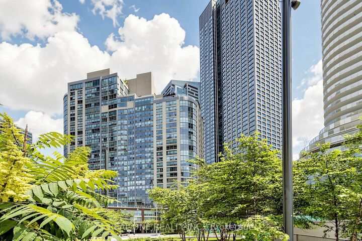 Photo de la propriété:  24 Wellesley Street W 306  ON M4Y 2X6 