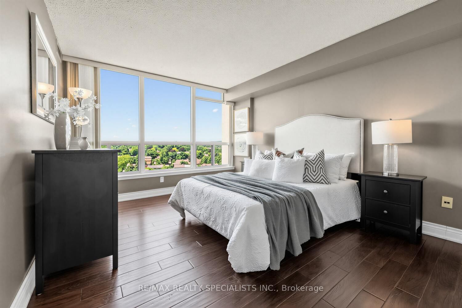 Property Photo: 10 Laurelcrest Street 1006 ON L6S 5Y3