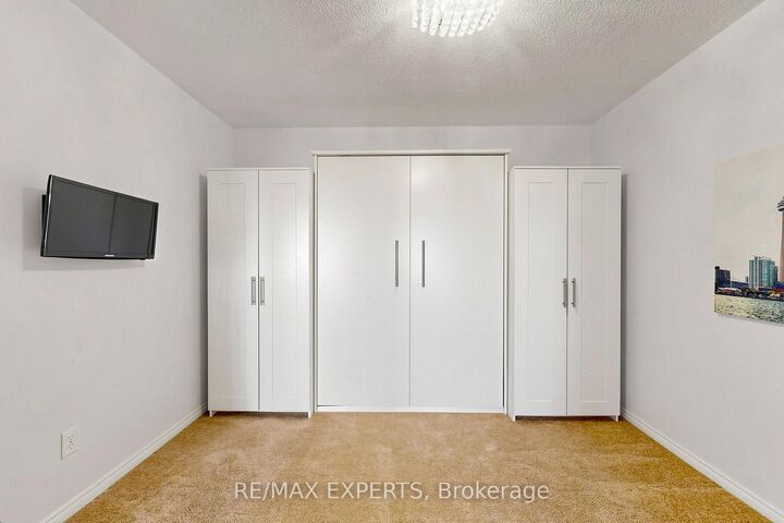 Property Photo:  1360 Rathburn Road E 909  ON L4W 4H4 