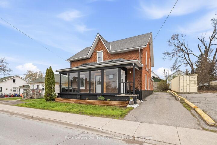 162 Dundas Street E — photo 1