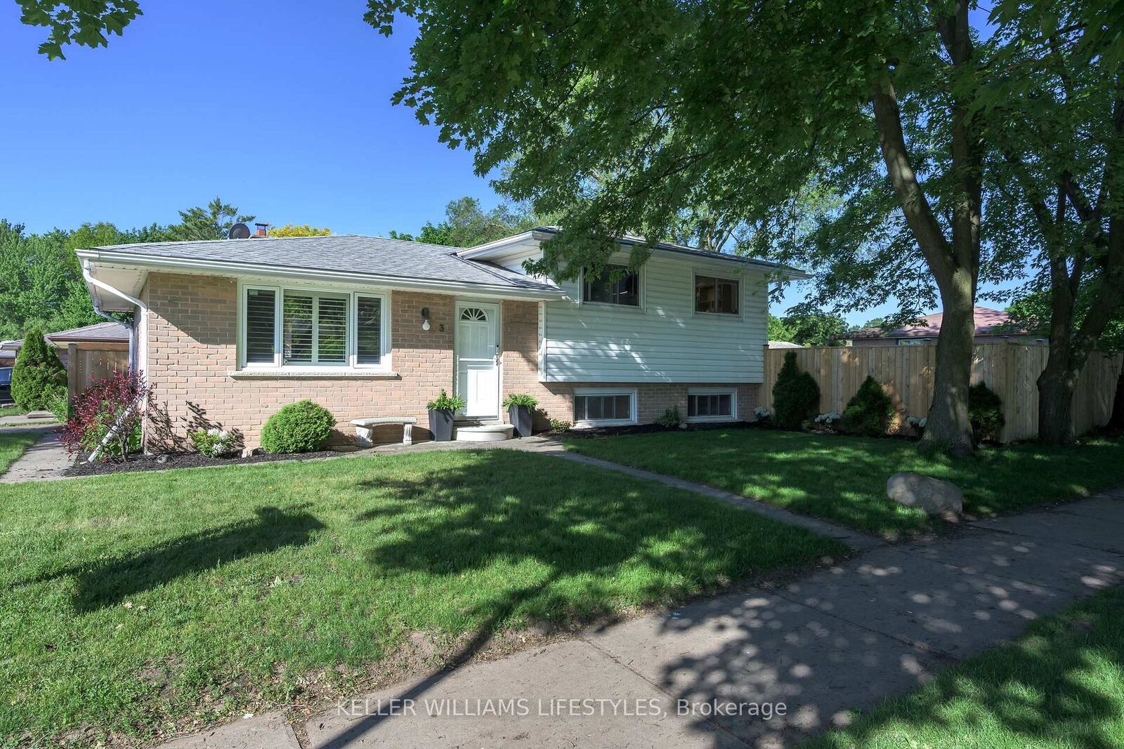 Property Photo:  3 Baffin Place  ON N5V 1E8 