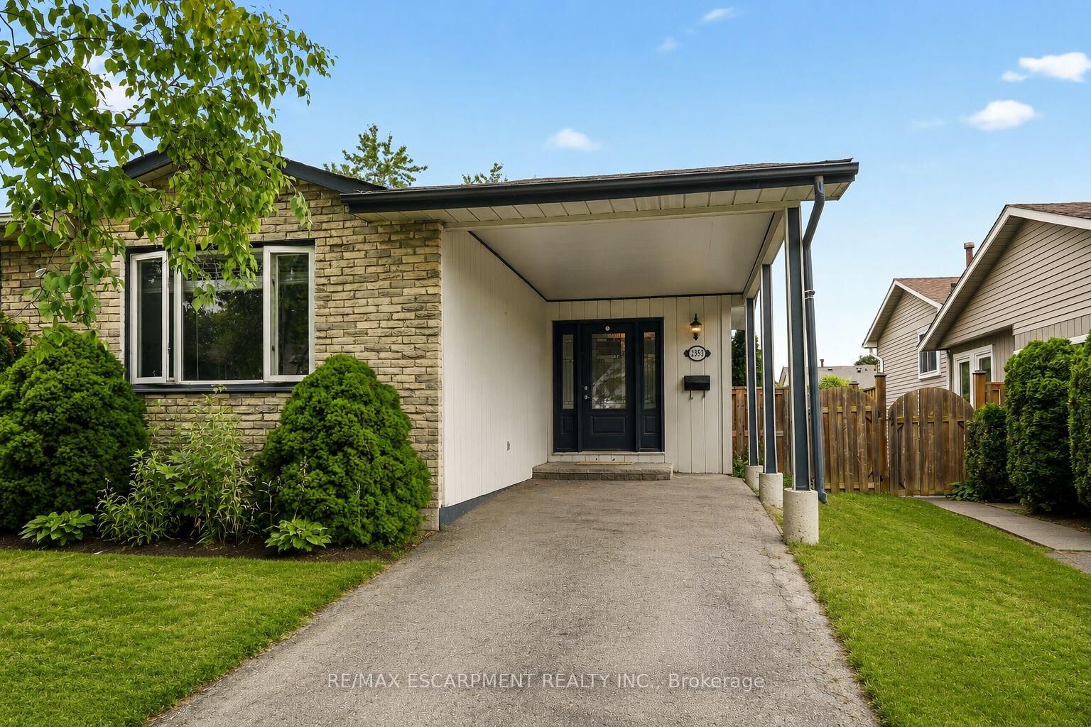 Property Photo:  2353 Middlesmoor Crescent  ON L7P 3X4 
