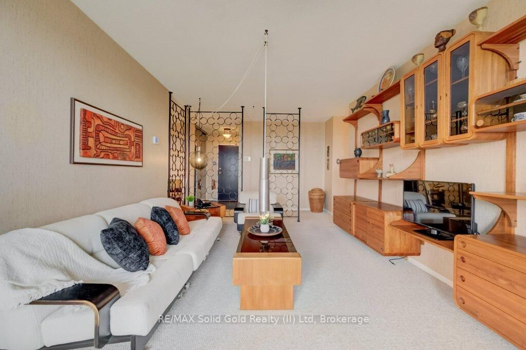 Property Photo:  81 Church Street 1807  ON N2G 4M1 