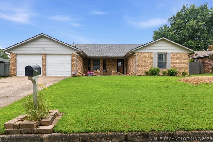 Property Photo:  201 S Crabtree Road  OK 74403 