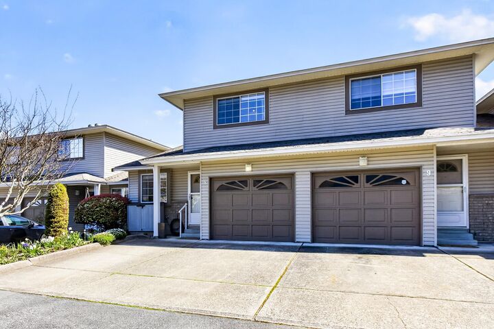 Property Photo:  19270 119 Avenue 8  BC V3Y 2J8 