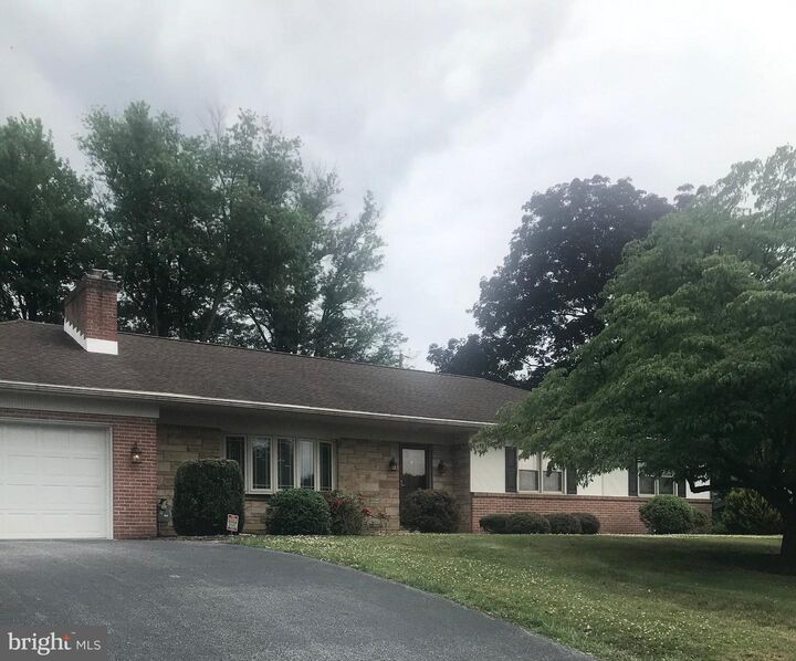 Property Photo: 118 Shelbourne Drive PA 17403