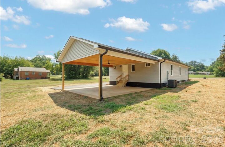 Property Photo:  1810 E Greenbriar Road  NC 28677 