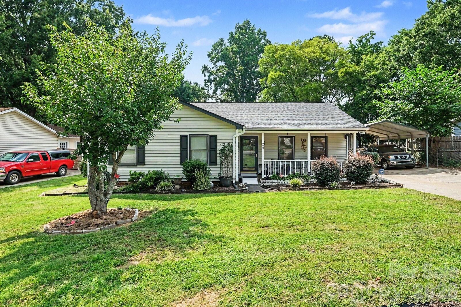 Property Photo: 1600 Teddington Drive NC 28214