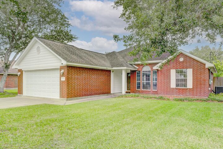 Property Photo: 1140 Thomas Drive TX 77515