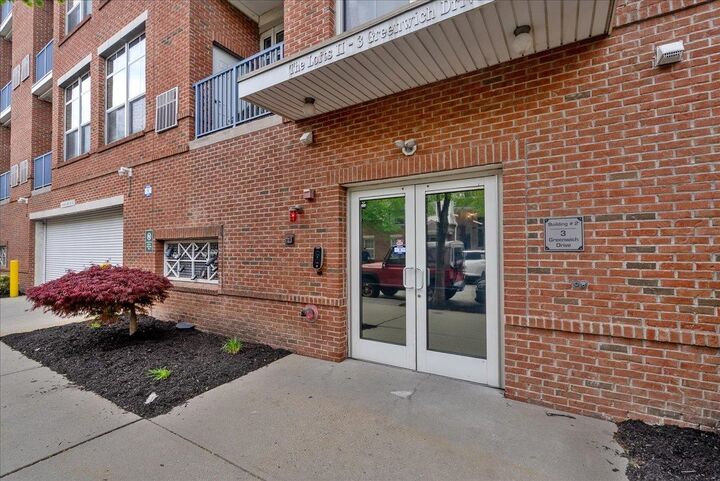 Property Photo:  3 Greenwich Dr 85  NJ 07305 