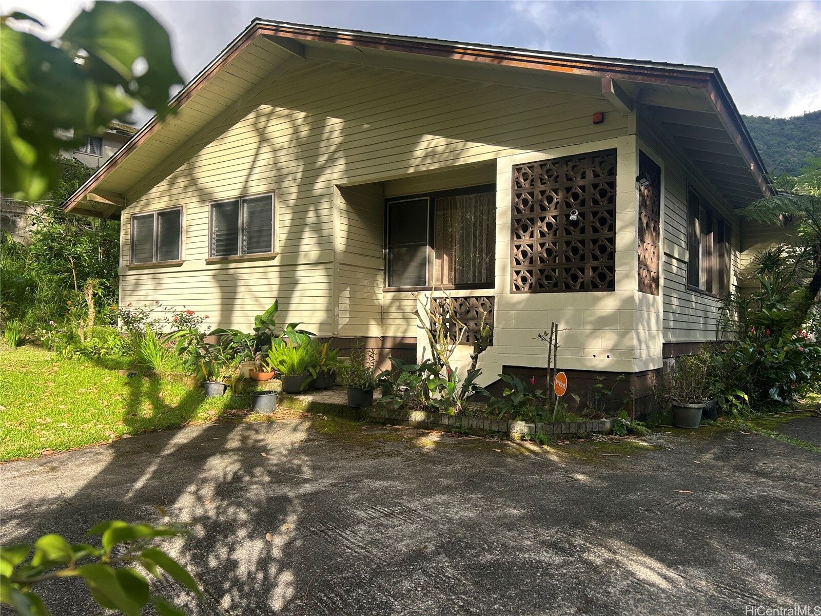 Property Photo: 3545 Kalihi Street HI 96819