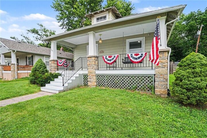 Property Photo:  709 4th Street  MO 64079 