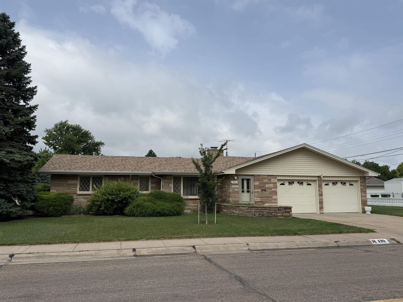 Property Photo: 420 S Carr NE 69101