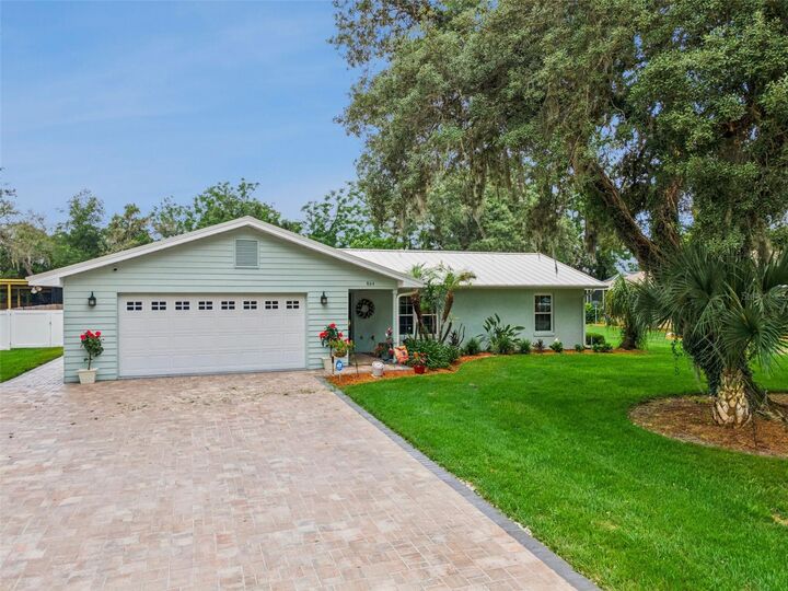 Property Photo: 864 Redwood Way FL 33898