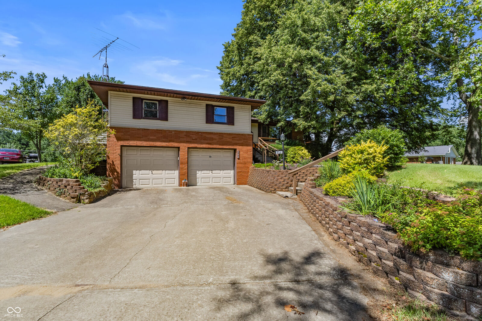 Property Photo: 852 Knollwood Drive IN 47203
