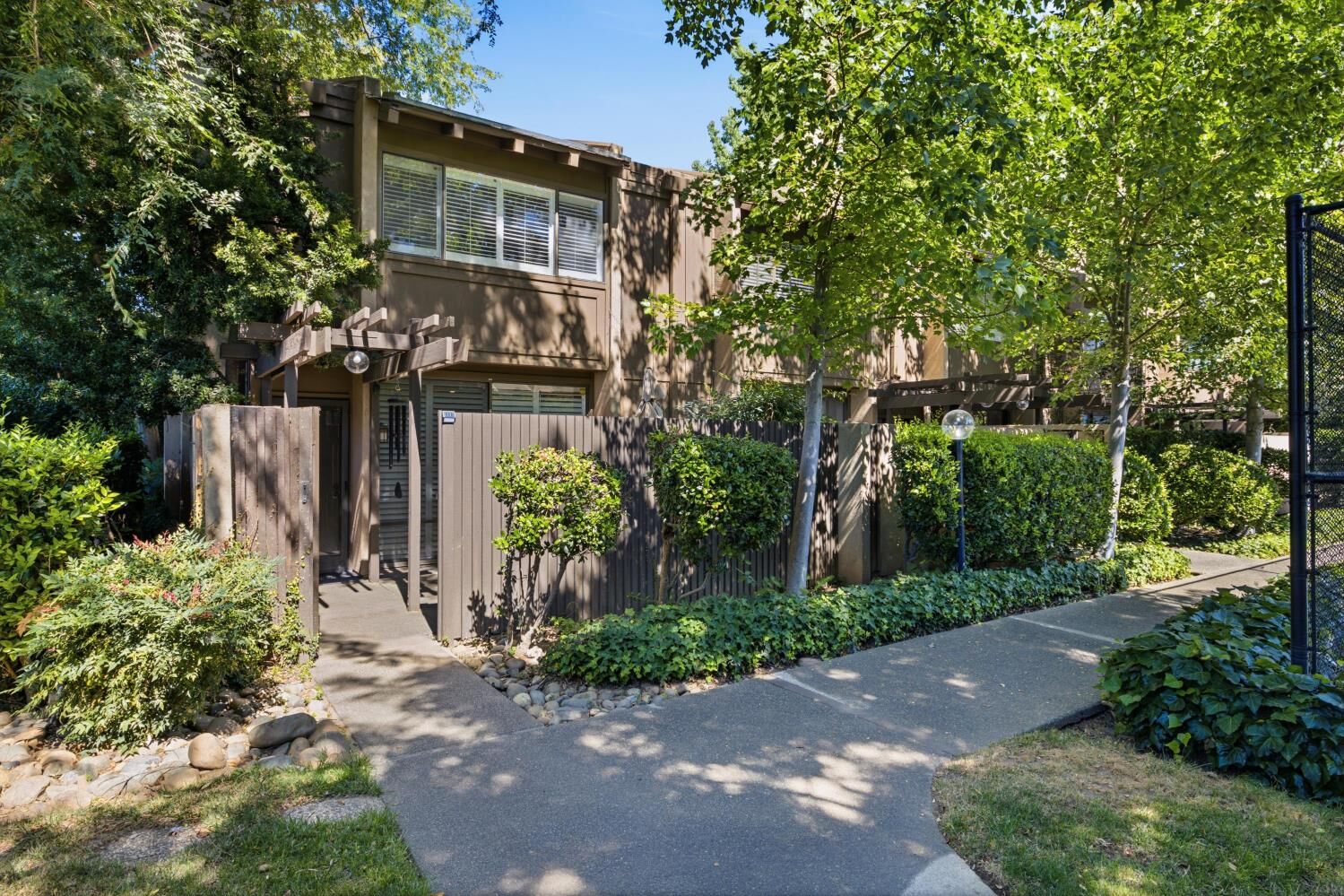 Property Photo:  2254 Woodside Lane 6  CA 95825 