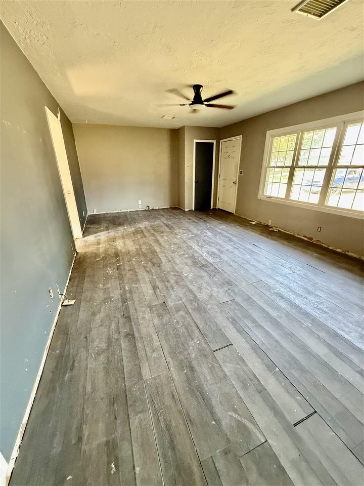 Property Photo: 904 N Elm St OK 74601