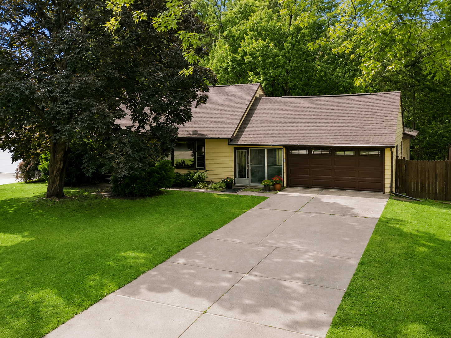 Property Photo:  988 Sherren Street W  MN 55113 