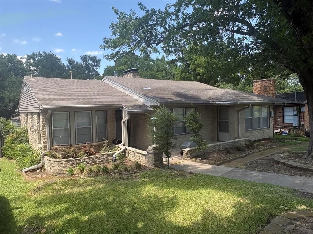 Property Photo:  2207 Stevens Woods Lane  TX 75208 