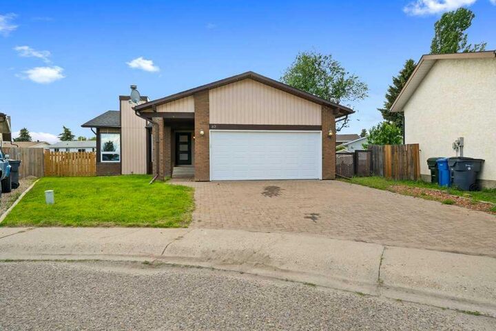 Property Photo:  82 Ross Haven Court SE  AB T1B 2Y8 
