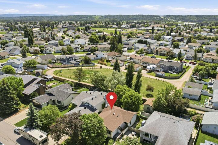 Property Photo: 78 Harolds Hollow AB T7S 1C4