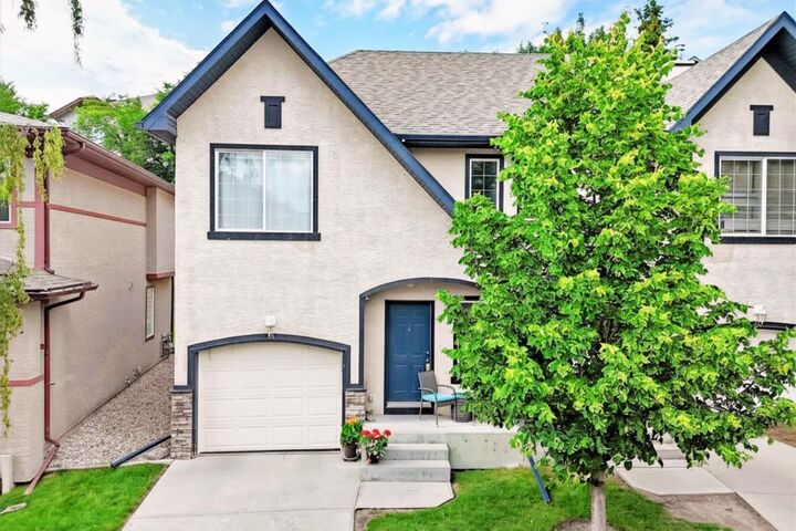 Property Photo:  18 Hidden Creek Rise NW  AB T3A 6L5 