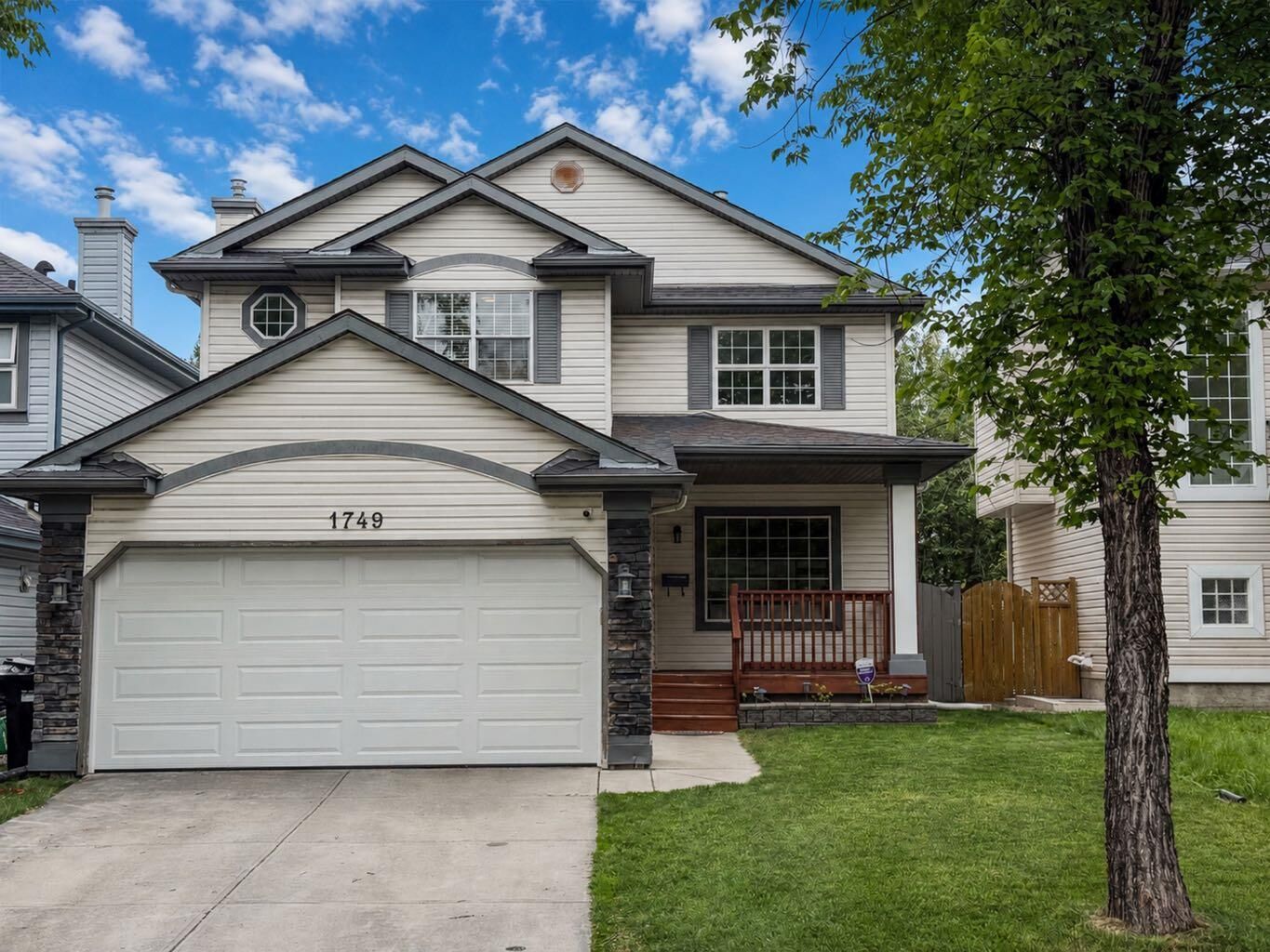 Property Photo:  1749 Douglas Glen Grove SE  AB T2Z 3A5 