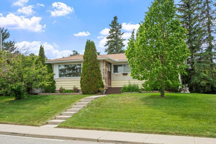 Property Photo: 6215 Thorncliffe Drive NW AB T2K 3A6
