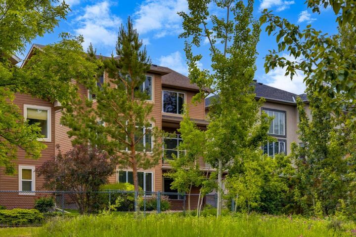 Property Photo:  77 Royal Highland Road NW  AB T3G 4Y4 