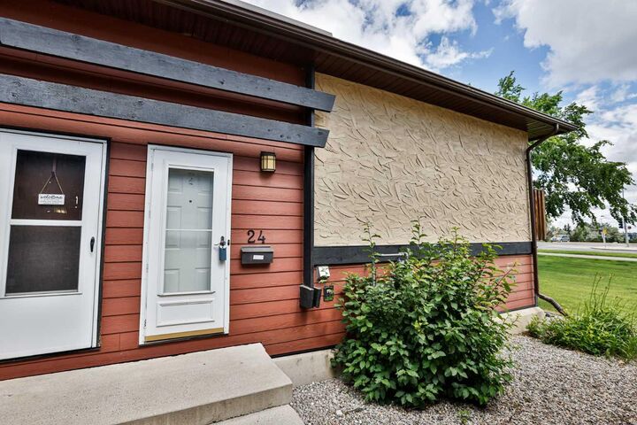 Property Photo:  5 Acadia Road W 24  AB T1K 4C1 