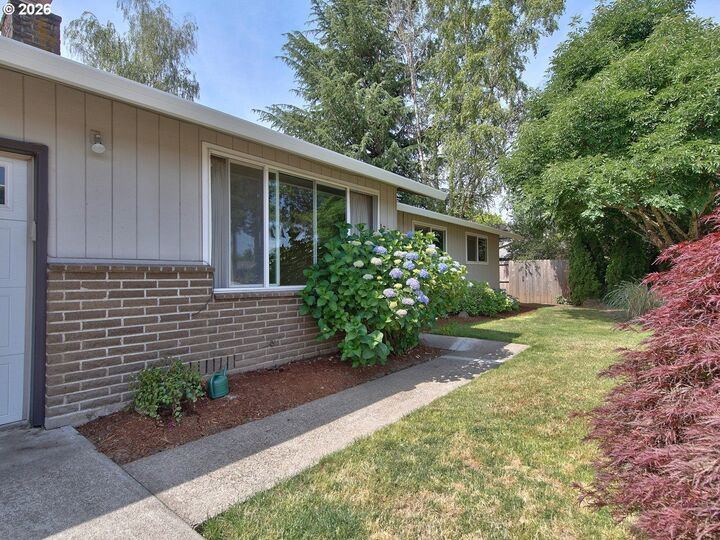Property Photo:  1728 NE 19th St  OR 97128 