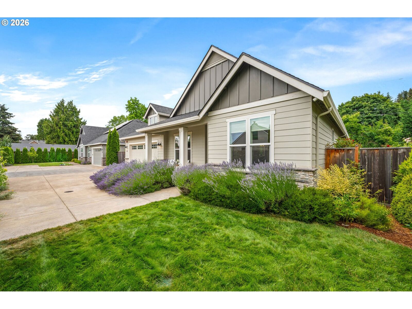 Property Photo:  2301 Oakway Ter  OR 97401 