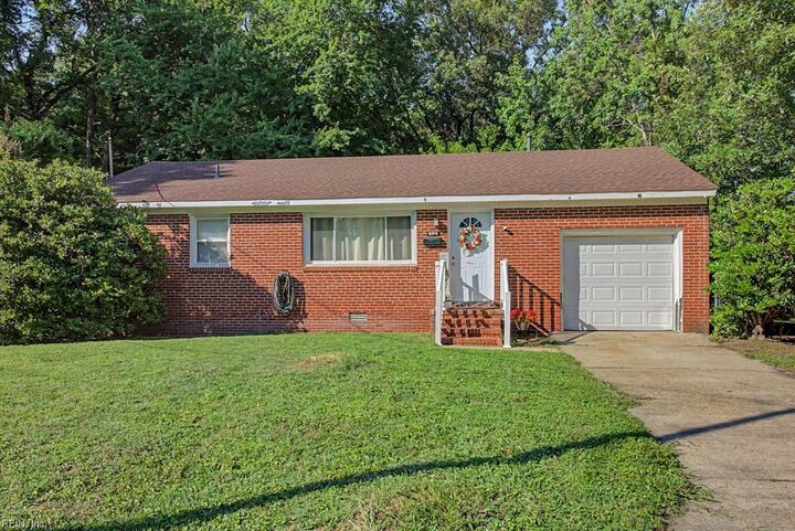 Property Photo:  608 Cromer Ct  VA 23661 