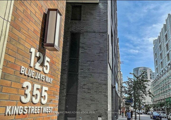 Property Photo:  125 Blue Jays Way 3303  ON M5V 0N5 