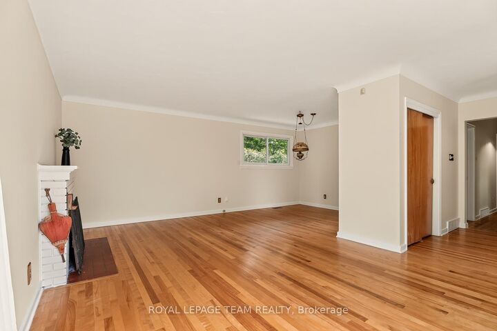 Property Photo:  2046 Dorval Avenue  ON K1G 2N8 