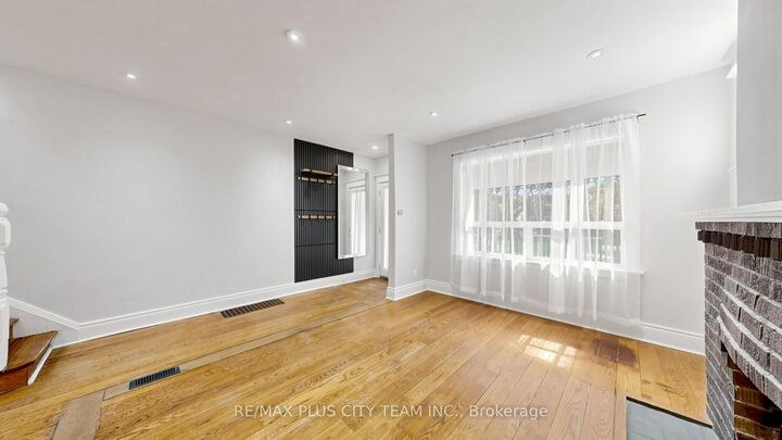 Property Photo:  402 Woodbine Avenue  ON M4L 3P6 