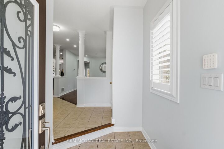 Property Photo: 5604 Doctor Peddle Crescent ON L5M 0K6
