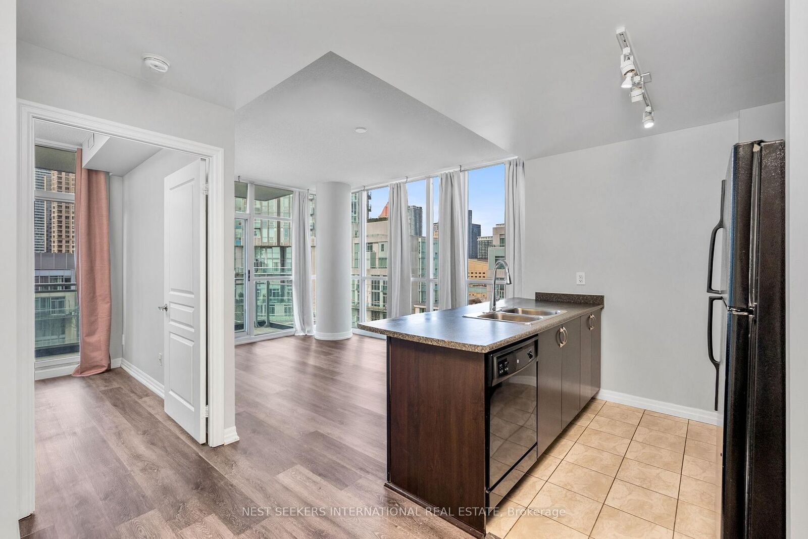 Property Photo:  223 Webb Drive 911  ON L5B 0E8 