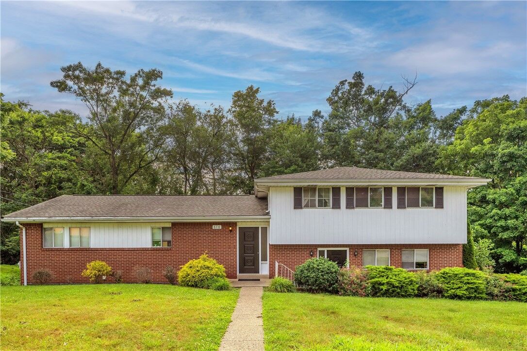 Property Photo:  616 Woodburn Lane  PA 15601 