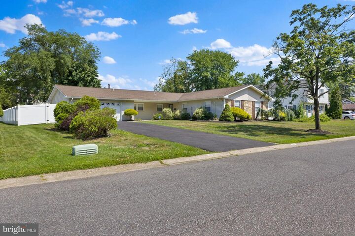 Property Photo:  22 Torrington Lane  NJ 08046 